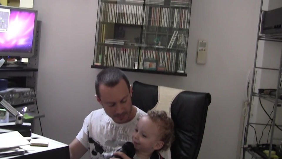 Bambino fa lezione di canto